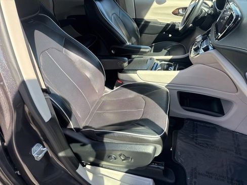 Certified 2021 Chrysler Pacifica Limited image 27