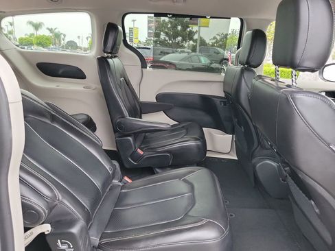 Used 2023 Chrysler Pacifica Touring-L image 14