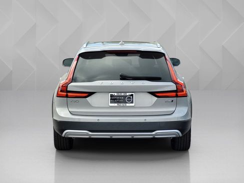Certified 2025 Volvo V90 B6 Cross Country Plus image 5