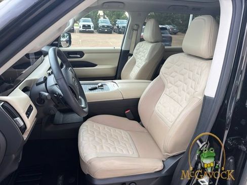 Used 2025 Nissan Armada Platinum RWD image 14