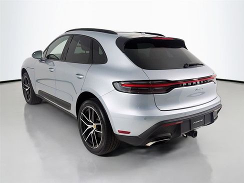Certified 2025 Porsche Macan image 3