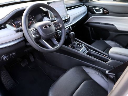 Used 2025 Jeep Compass Limited image 3