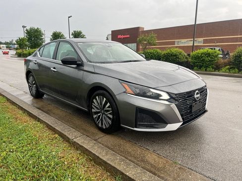 Used 2024 Nissan Altima 2.5 SV FWD image 2