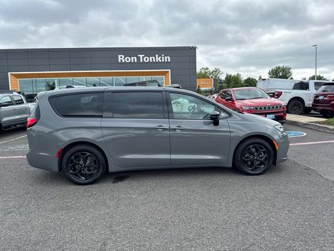 Used 2023 Chrysler Pacifica Limited w/ Uconnect Theater Family Group FWD image 11