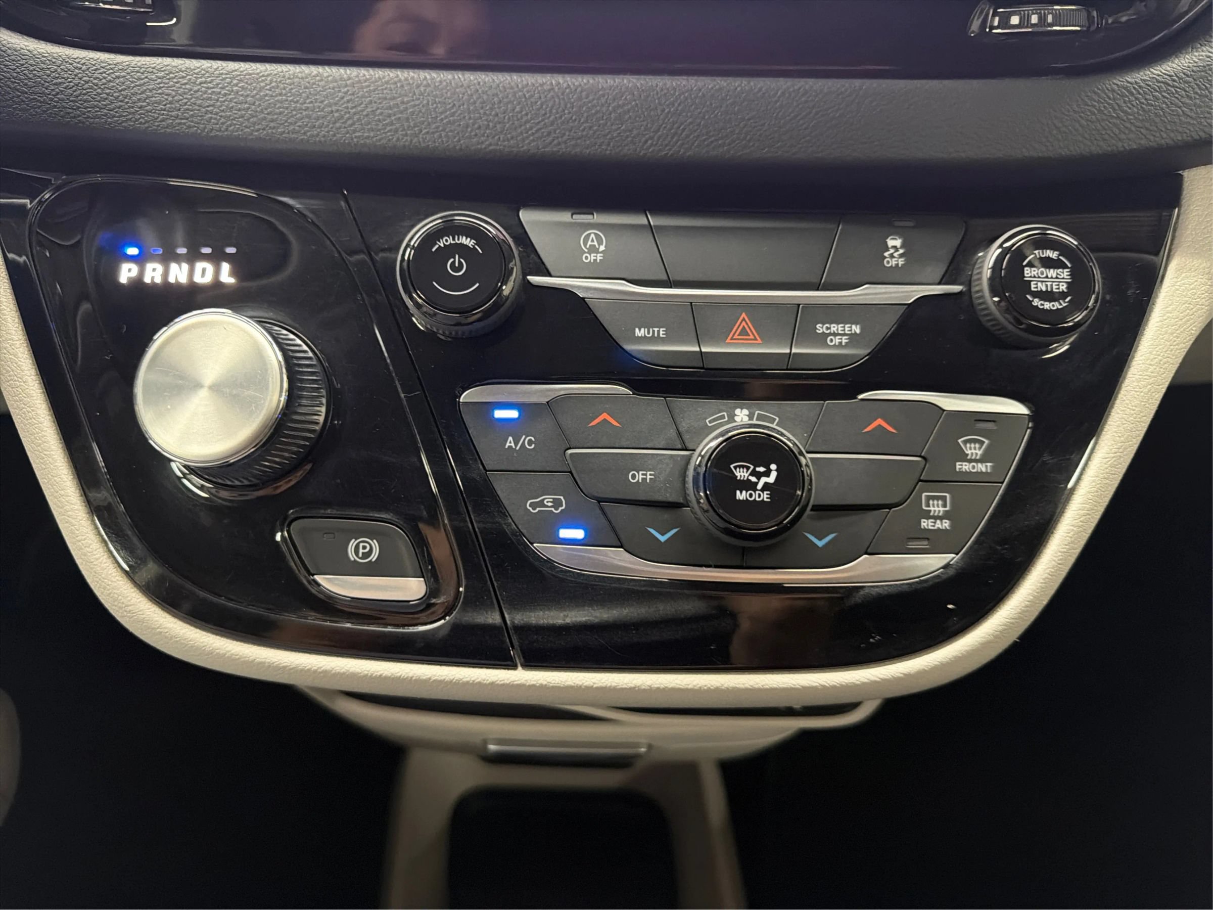 Used 2023 Chrysler Voyager LX FWD image 20