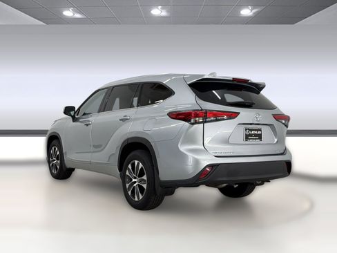 Used 2020 Toyota Highlander XLE AWD/4WD image 3