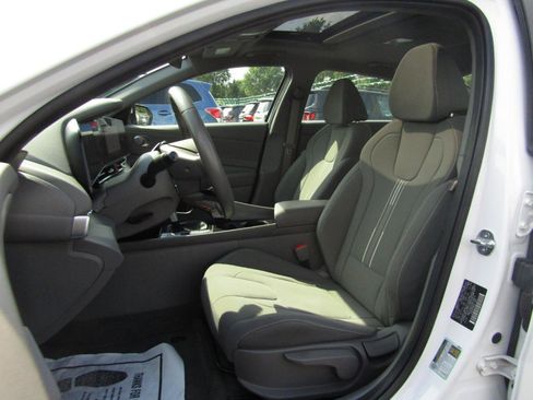Used 2024 Hyundai Elantra SEL w/ Convenience Package FWD image 13