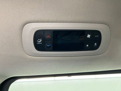 Used 2022 Chrysler Pacifica Touring-L FWD image 16