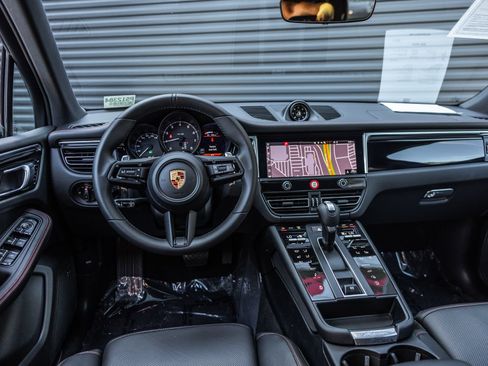 Certified 2026 Porsche Macan AWD/4WD image 12