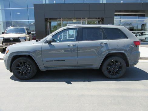 Used 2021 Jeep Grand Cherokee Laredo X AWD/4WD image 3