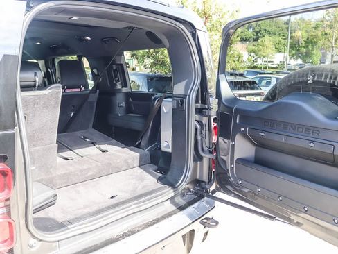 Used 2023 Land Rover Defender 130 X-Dynamic SE AWD/4WD image 28