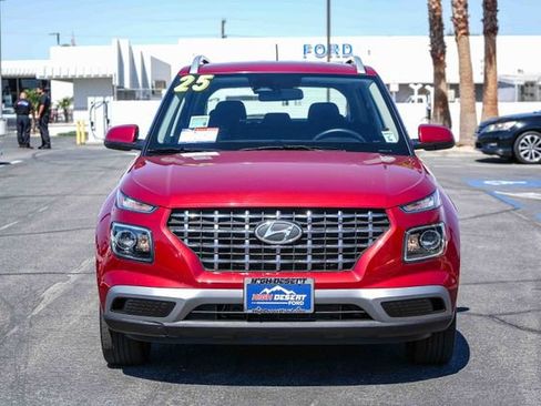 Used 2025 Hyundai Venue SEL FWD image 2