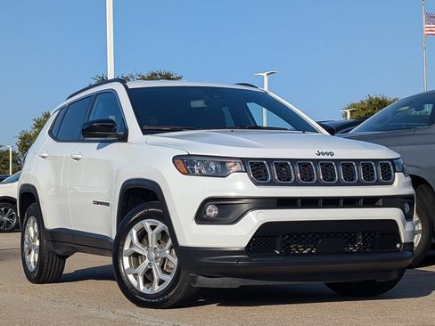 Used 2024 Jeep Compass Latitude AWD/4WD image 2