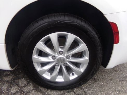 Used 2017 Chrysler Pacifica Touring-L image 12