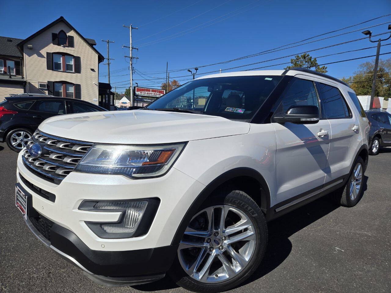 Used 2017 Ford Explorer XLT w/ Equipment Group 202A AWD/4WD image 2