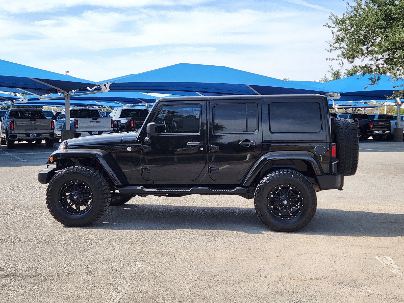 Used 2012 Jeep Wrangler Unlimited Sahara AWD/4WD image 3