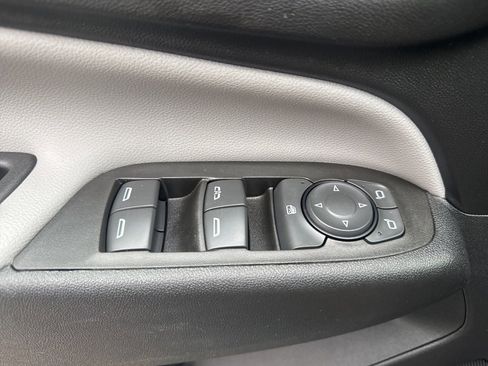 Used 2023 Chevrolet Equinox LS image 31