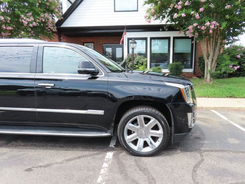 Used 2017 Cadillac Escalade ESV Luxury AWD/4WD image 10