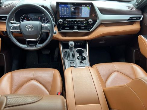 Used 2021 Toyota Highlander Platinum image 17