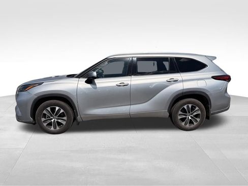 Used 2021 Toyota Highlander XLE AWD/4WD image 4
