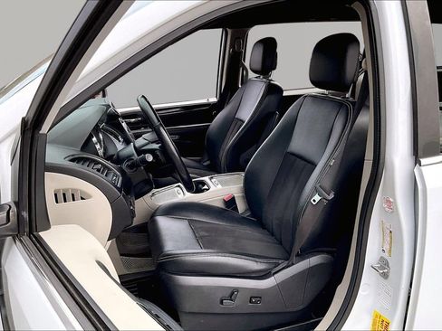 Used 2019 Dodge Grand Caravan SXT image 15