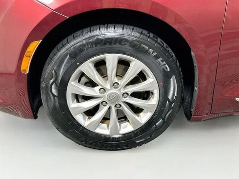 Used 2018 Chrysler Pacifica Touring-L FWD image 36