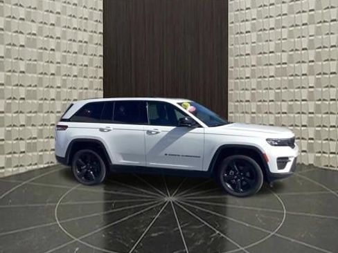 Used 2024 Jeep Grand Cherokee Altitude AWD/4WD image 4
