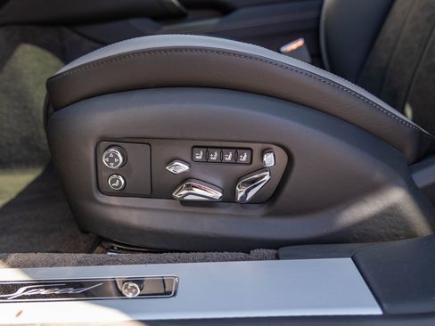 Used 2025 Bentley Flying Spur Plug-In Hybrid image 28