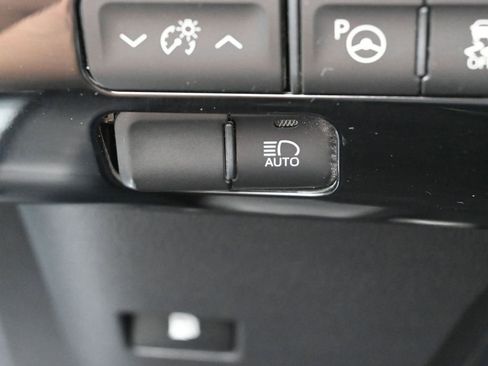 Used 2018 Toyota Prius Three image 16