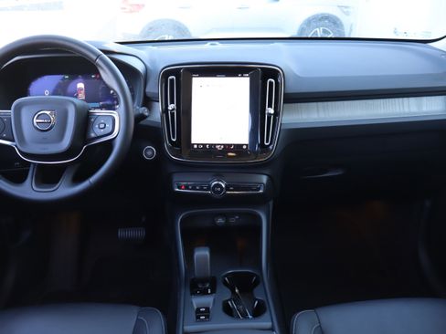 Used 2025 Volvo XC40 B5 Core image 14