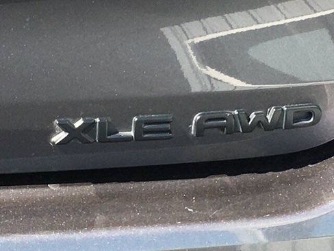 Used 2022 Toyota Highlander XLE AWD/4WD image 10