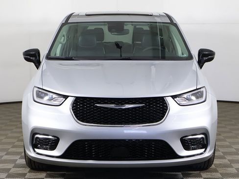 Used 2024 Chrysler Pacifica Limited image 16