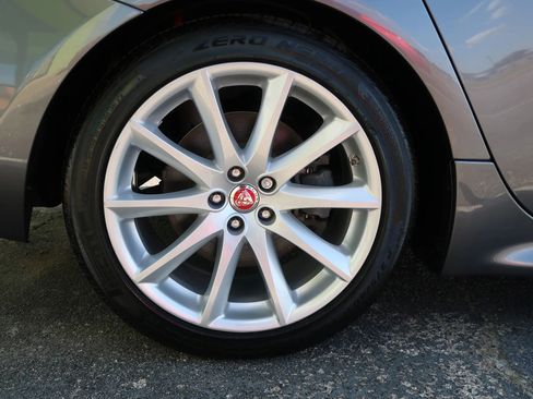 Used 2019 Jaguar XJ R-Sport RWD image 54