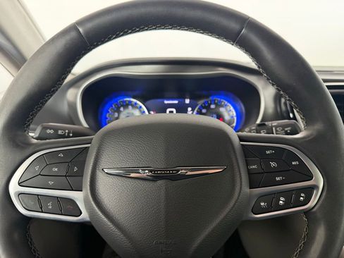 Used 2023 Chrysler Pacifica Touring-L FWD image 21