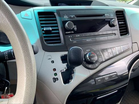 Used 2014 Toyota Sienna LE FWD image 15