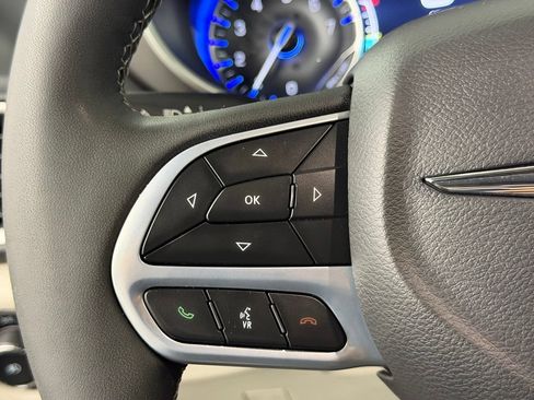 Used 2023 Chrysler Pacifica Touring-L FWD image 26