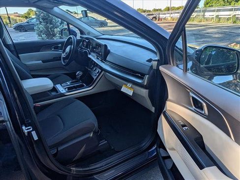 Used 2024 Kia Carnival LX FWD image 11