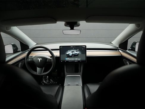 Used 2024 Tesla Model Y 2WD image 25