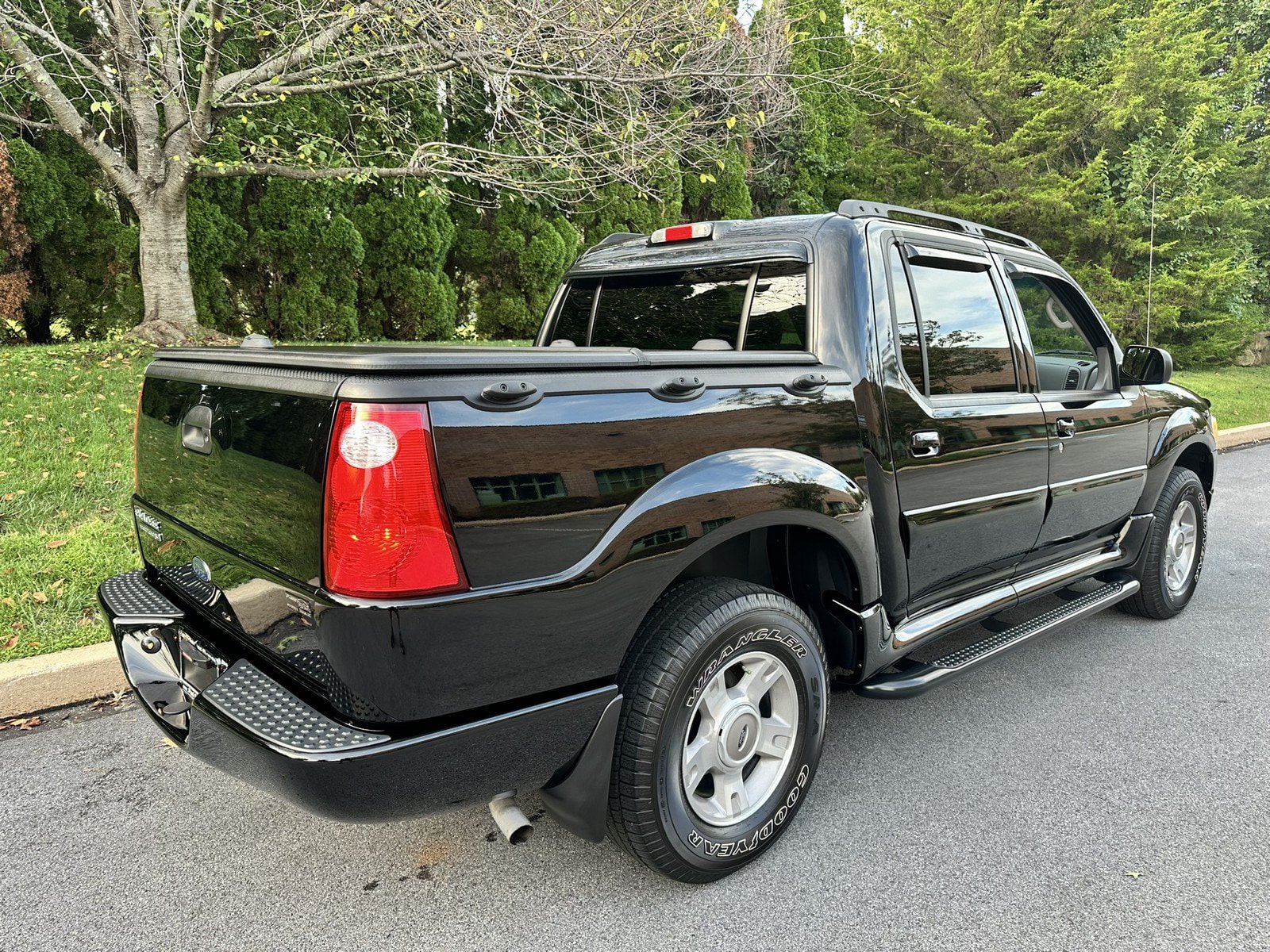 Used 2004 Ford Explorer Sport Trac 4x4 image 32