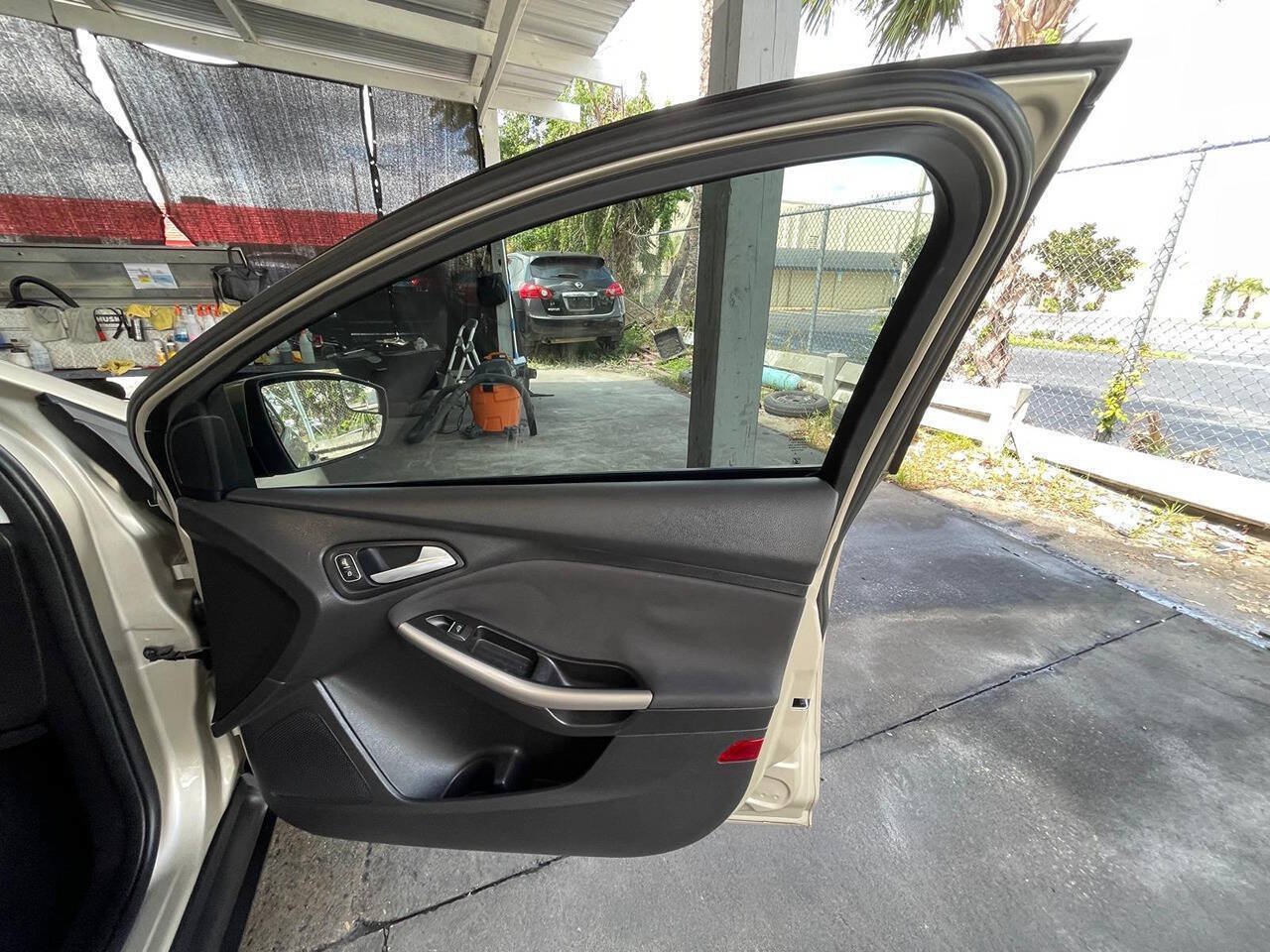 Used 2018 Ford Focus Titanium FWD image 16