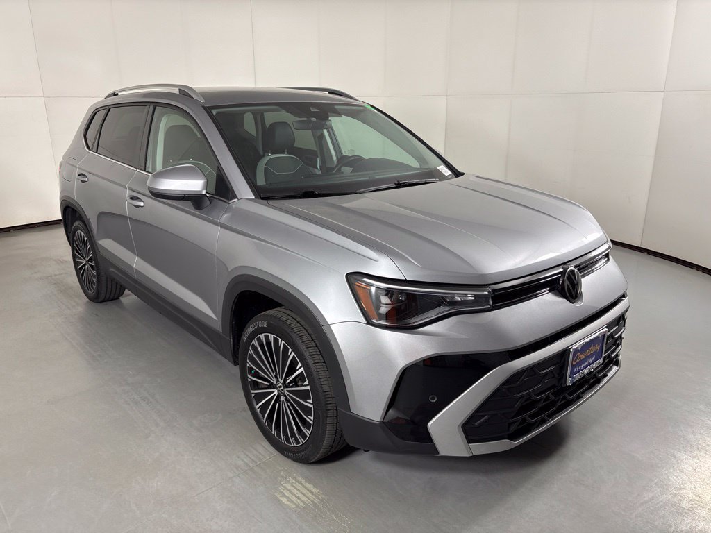 Used 2025 Volkswagen Taos SE FWD image 2