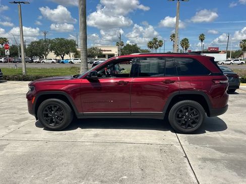 Used 2024 Jeep Grand Cherokee Altitude AWD/4WD image 12