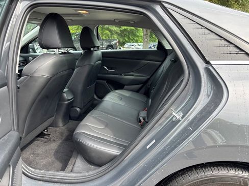 Used 2023 Hyundai Elantra Limited w/ Preferred Accessory Package FWD image 7