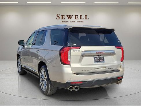 Used 2022 GMC Yukon Denali w/ Denali Premium Package image 3
