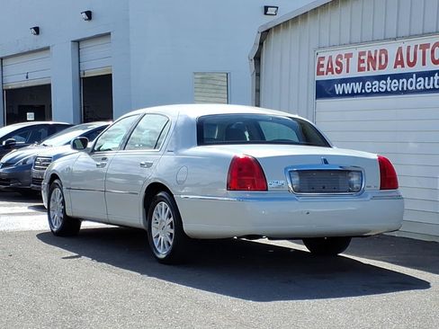 Used 2006 Lincoln Town Car Signature image 3