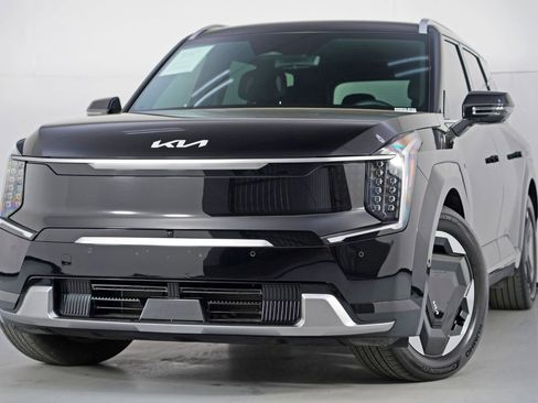 Used 2024 Kia EV9 Land image 3