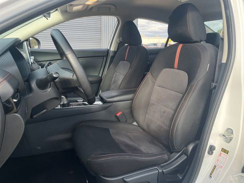 Used 2025 Nissan Sentra SR FWD image 22