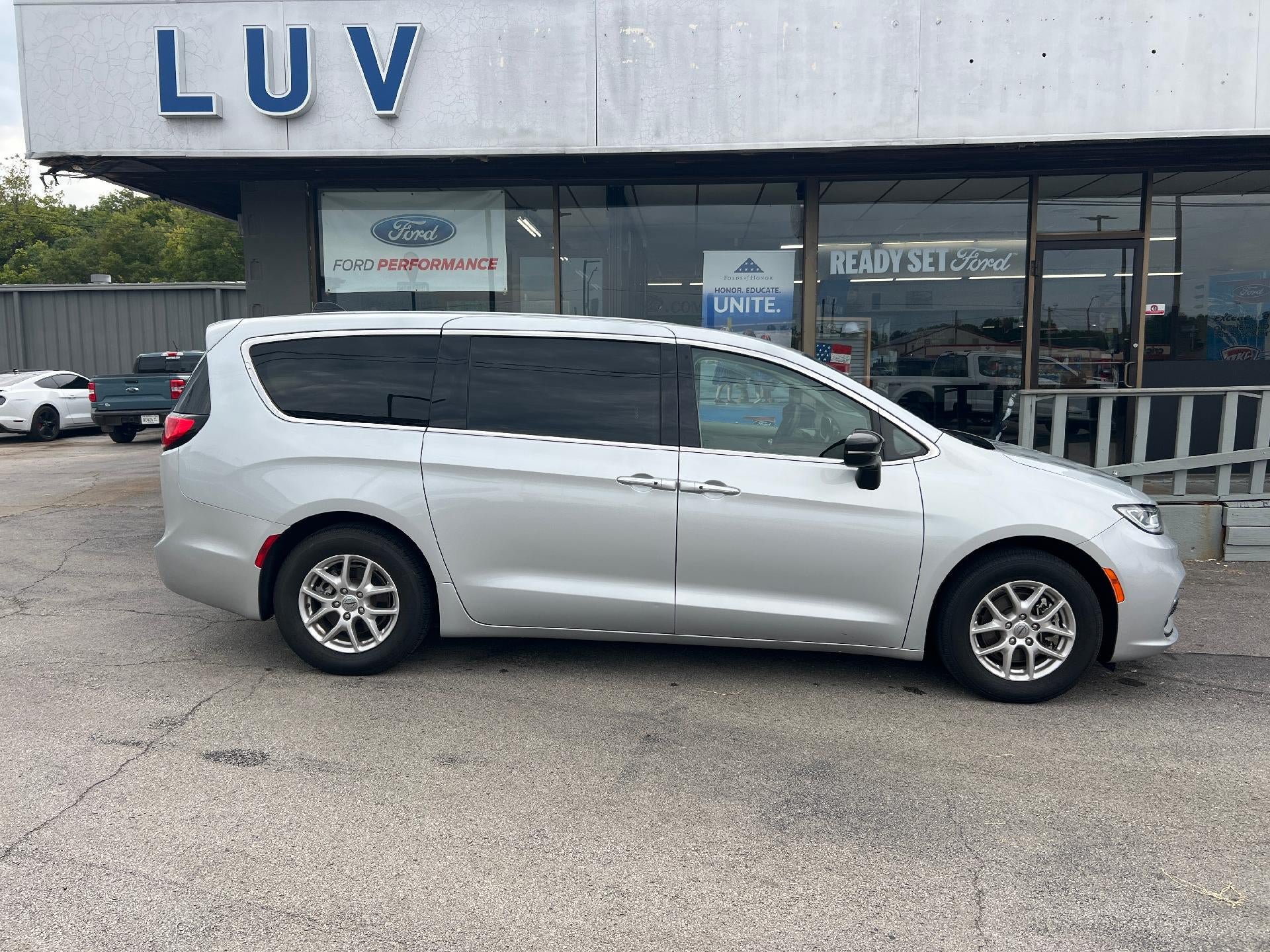 Used 2024 Chrysler Pacifica Touring-L FWD image 2