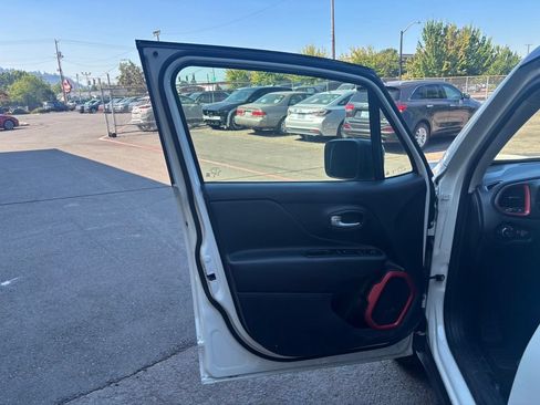 Used 2023 Jeep Renegade Trailhawk AWD/4WD image 23