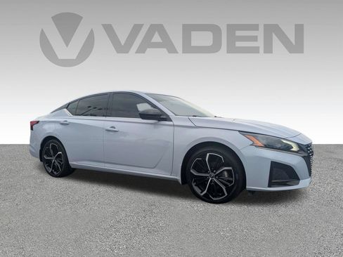 Used 2023 Nissan Altima 2.5 SR FWD image 3